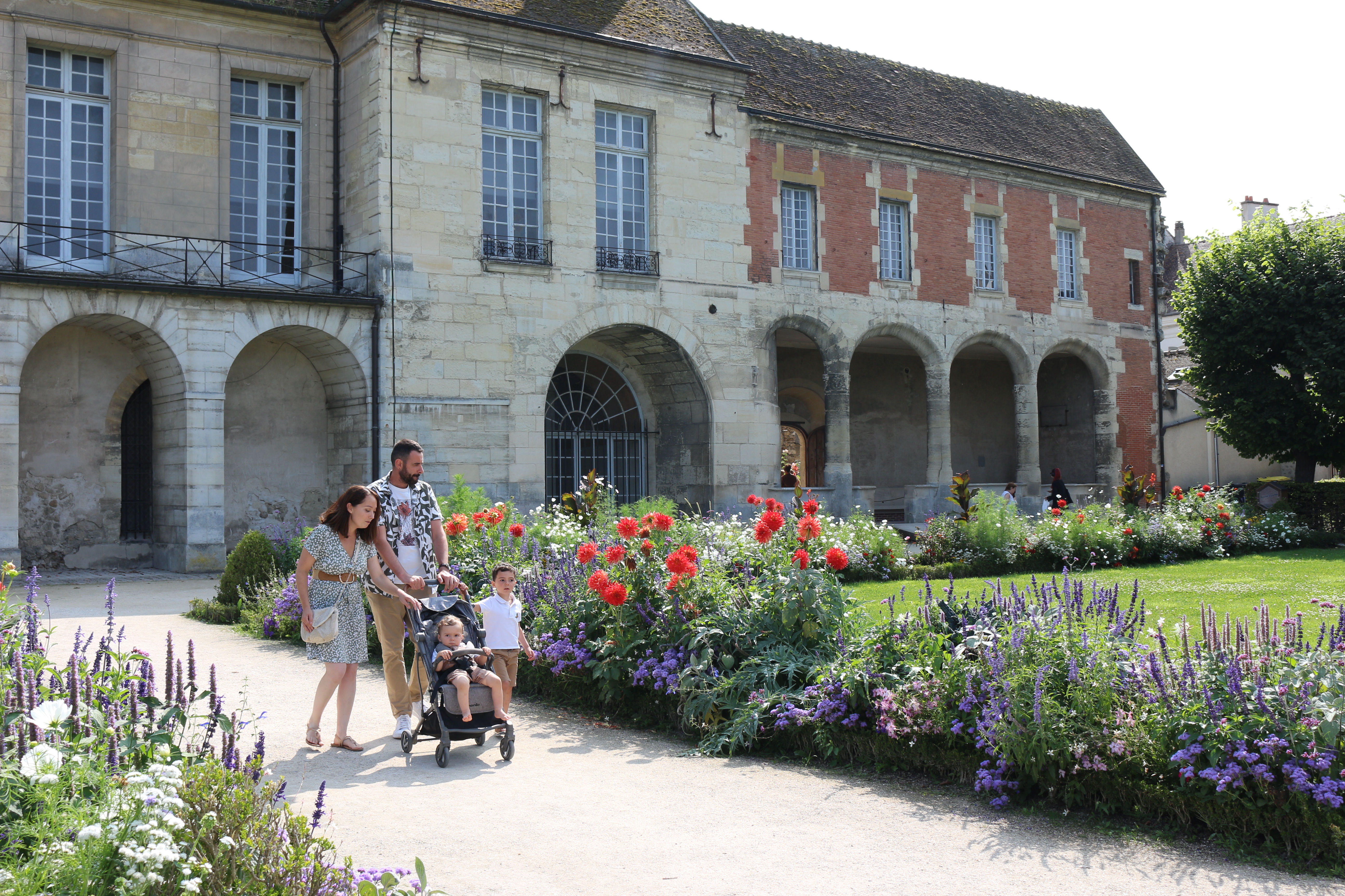 Visite en famille dans le jardin