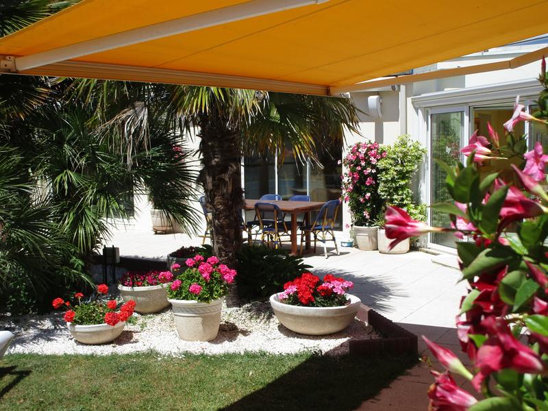 Grande terrasse fleurie