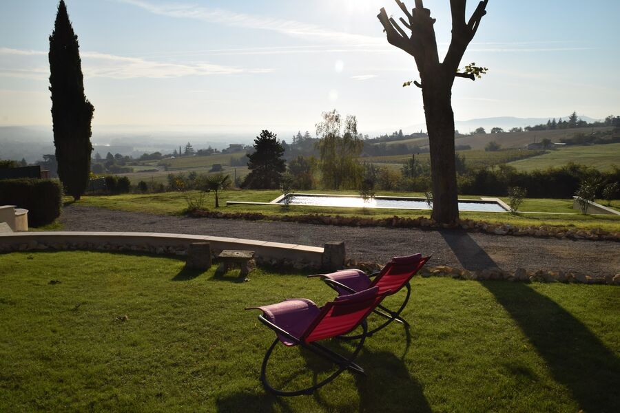 Coin jardin avec vue