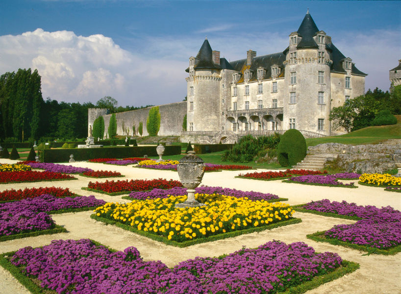 Vue sur le château depuis les jardins fleuris et colorés en fonction de la saison