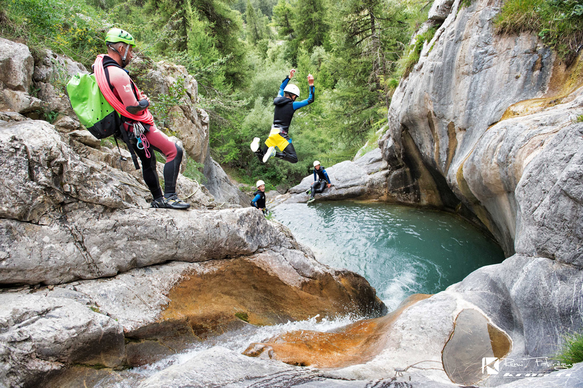 Canyoning à Ancelle avec le Bureau des guides du Champsaur Valgaudemar