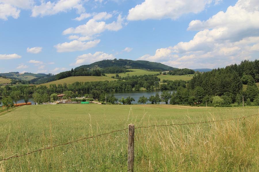 Le Gîte du Cèdre Bleu à Ronno, proximité immédiate du Lac des Sapins en Haut Beaujolais, dans le Rhône : le Lac des Sapins à 1 km à pied du gîte.