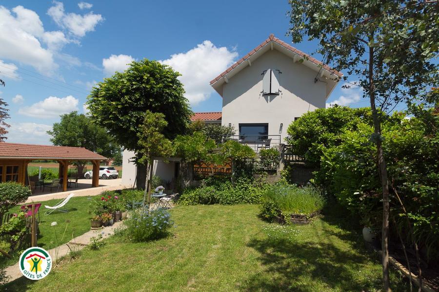 Chambres d'hôtes aux Balcons du Dauphiné en Isère à proximité de Crémieu et de Lyon - le jardin vu du sud