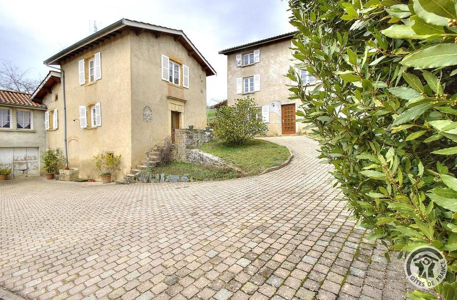 Gîte \'Les Micocouliers\' à Saint Loup, Vindry-sur-Turdine dans le Beaujolais - Rhône, proche de Tarare : le GITE se situe sur le même terrain que la maison des propriétaires.