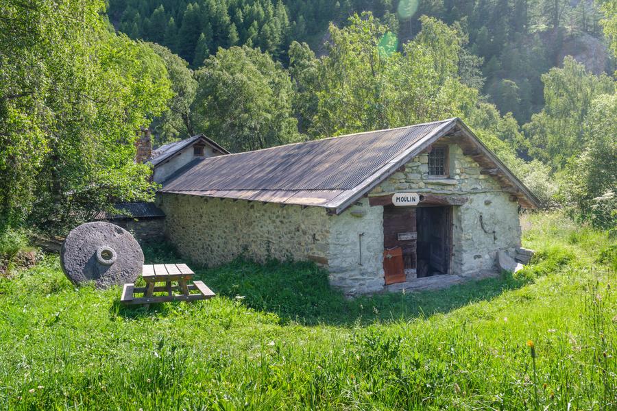 Le Moulin de Villar d'Arêne se trouve à quelques dizaines de mètres du lit de la Romanche - © Thibault Poinas Le Moulin à grains de Villar d'Arène_Villar-d'Arêne - © Thibault Poinas