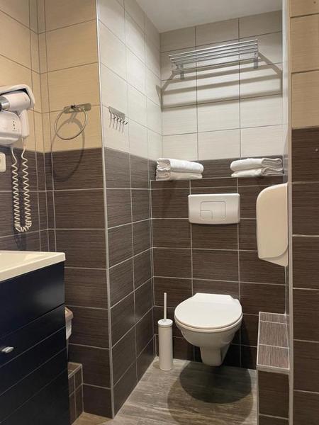 Des toilettes dans une salle d'eau.