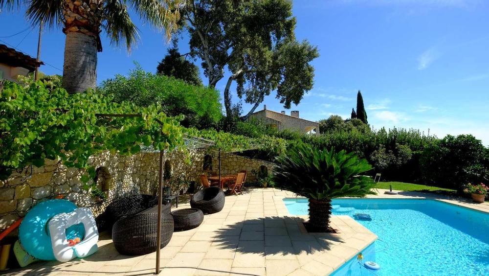 jardin et pergola piscine Gîte Macalinewa Gîtes de France Alpes-Maritimes Saint-Jeannet