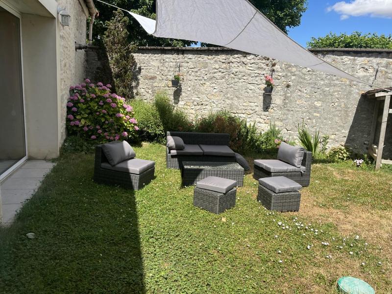 Vue du jardin avec un salon de jardin