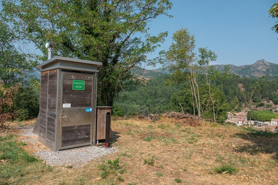 Toilettes sèches publiques