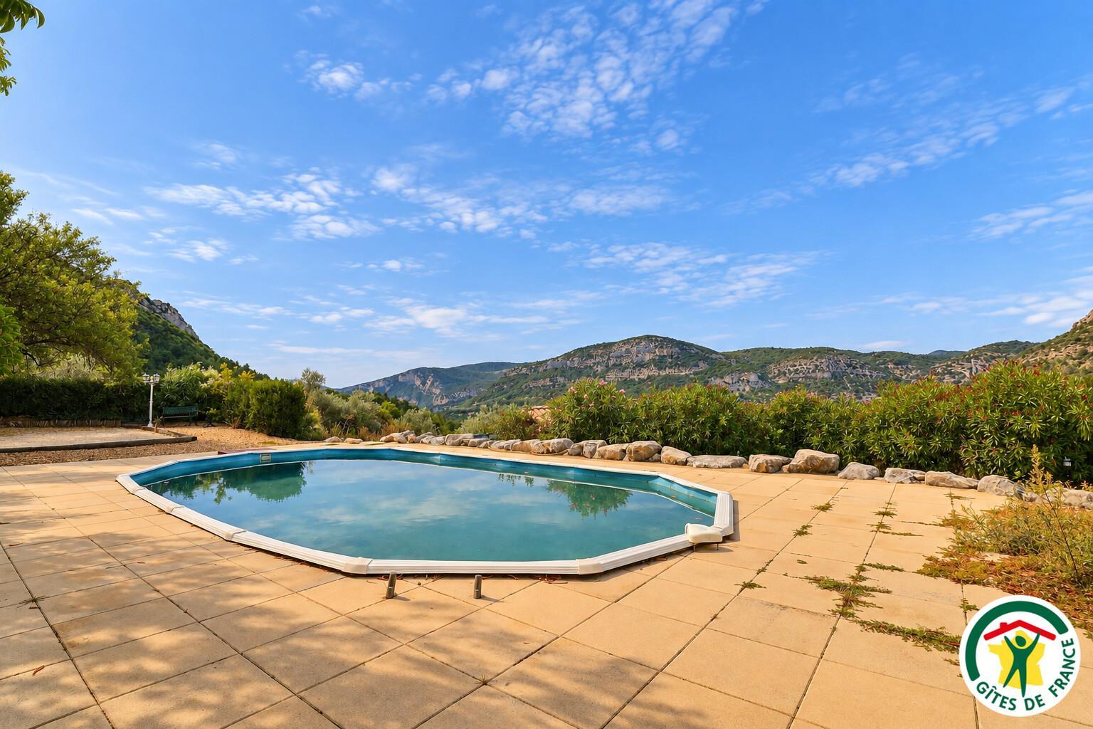 Piscine privée (9x4m chauffée du 1e mai au 30 septembre, clôture et alarme, prof 1m3)