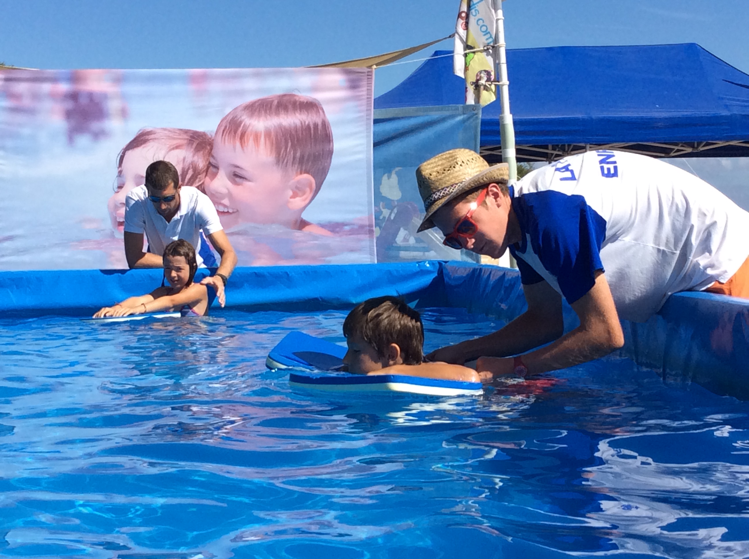 Club de plage et natation à la plage des enfants