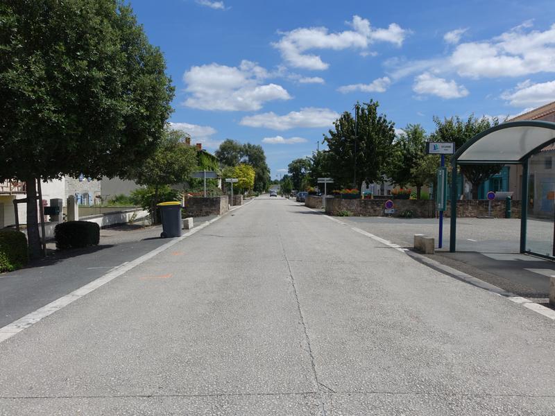 Vue de la rue de launis, rue principale de La Laigne