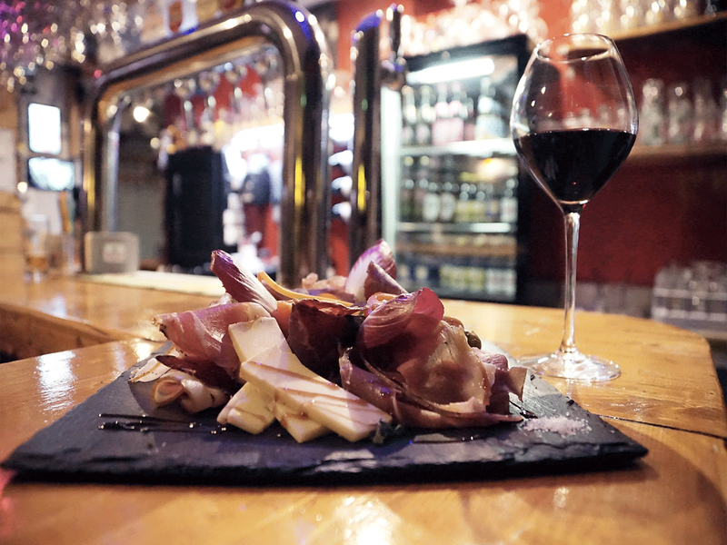 Image charcuterie-restaurant-dahu-bodega-specialites-savoyarde-station-cosy-la-norma-menu-maurienne