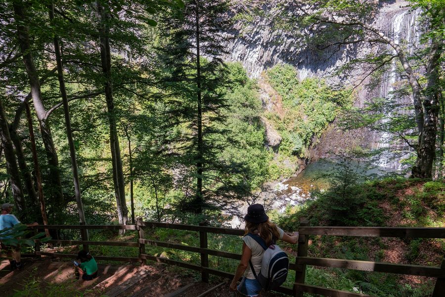 Péreyres - Marches d'accès au dernier pont d'observation cascade du Ray Pic ©sourcesetvolcans