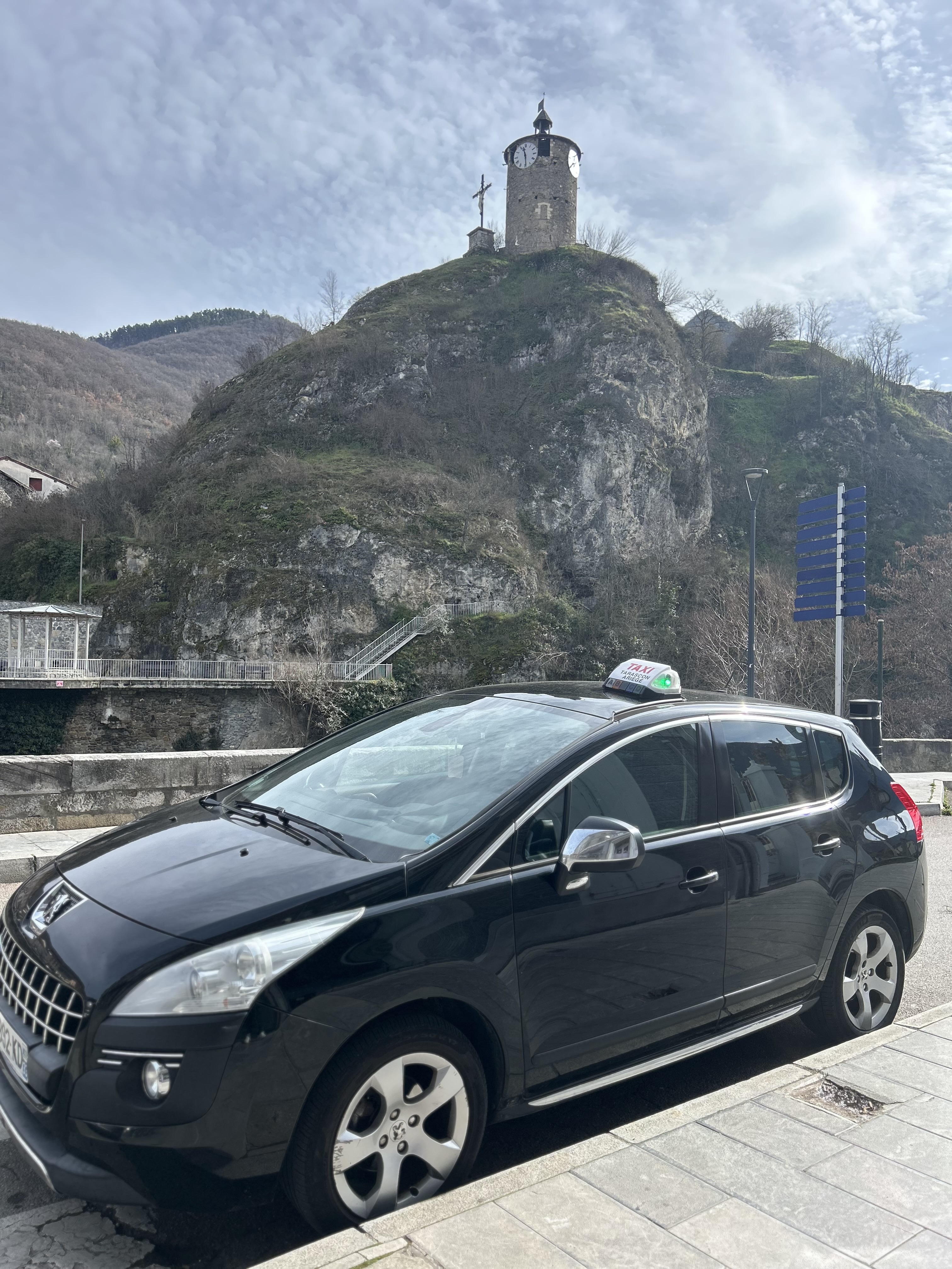 Véhicule Taxi -T avec la tour du Castella en arrière-plan