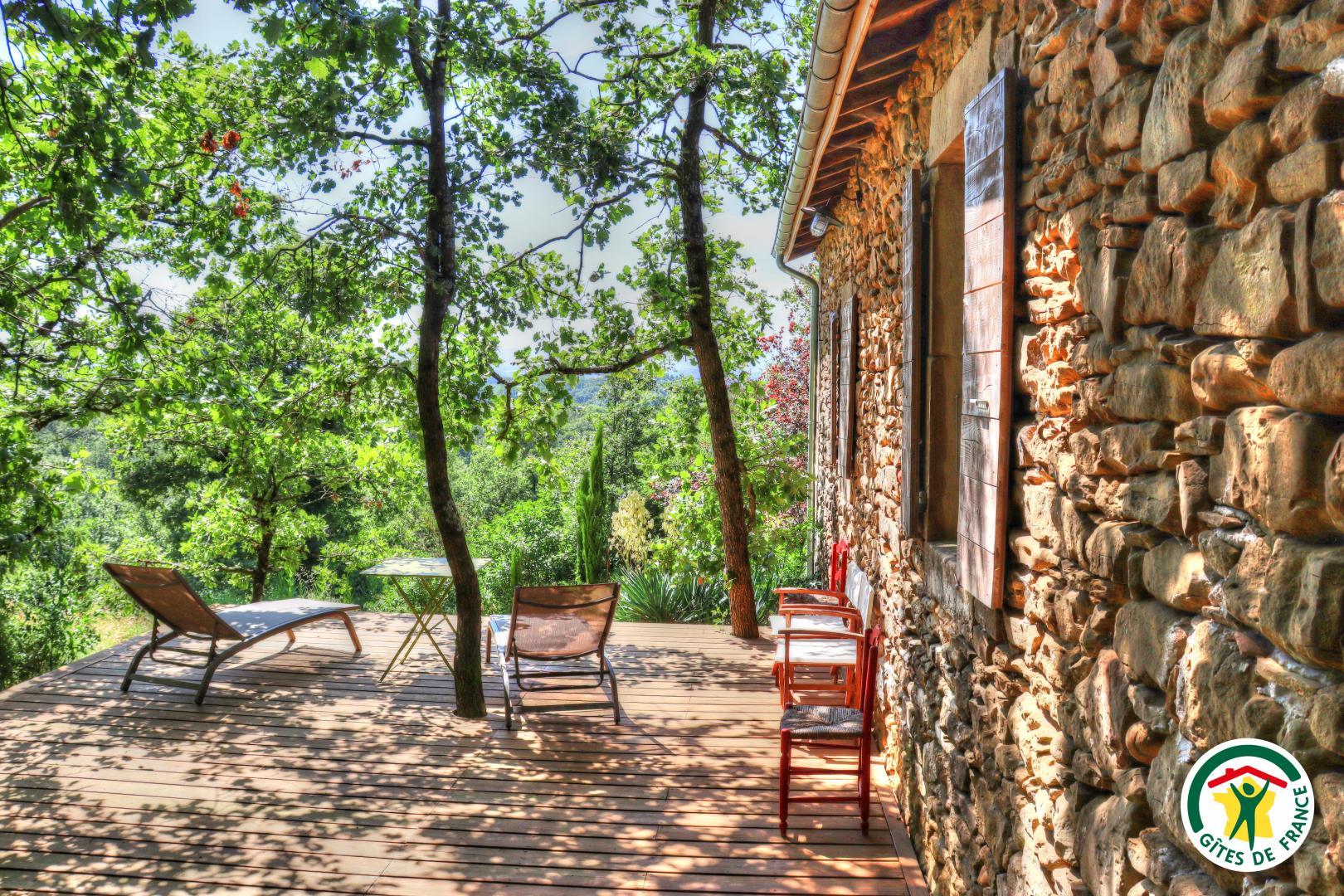 Terrasse ombragée sous les chènes