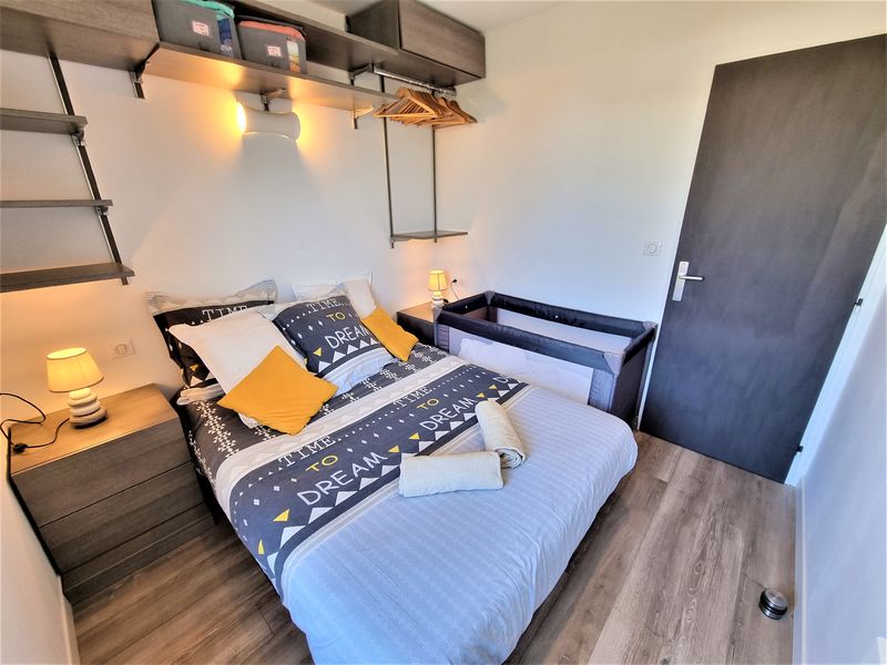 Chambre confort avec dressing et lit bébé