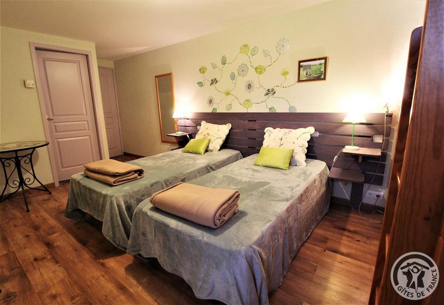 Grand gîte \'La Mamounière\' à St-Jean-la-Bussière - maison de vacances 4 chambres (Rhône, Beaujolais vert, Près du Lac des sapins) : la chambre \'Litchi\'.