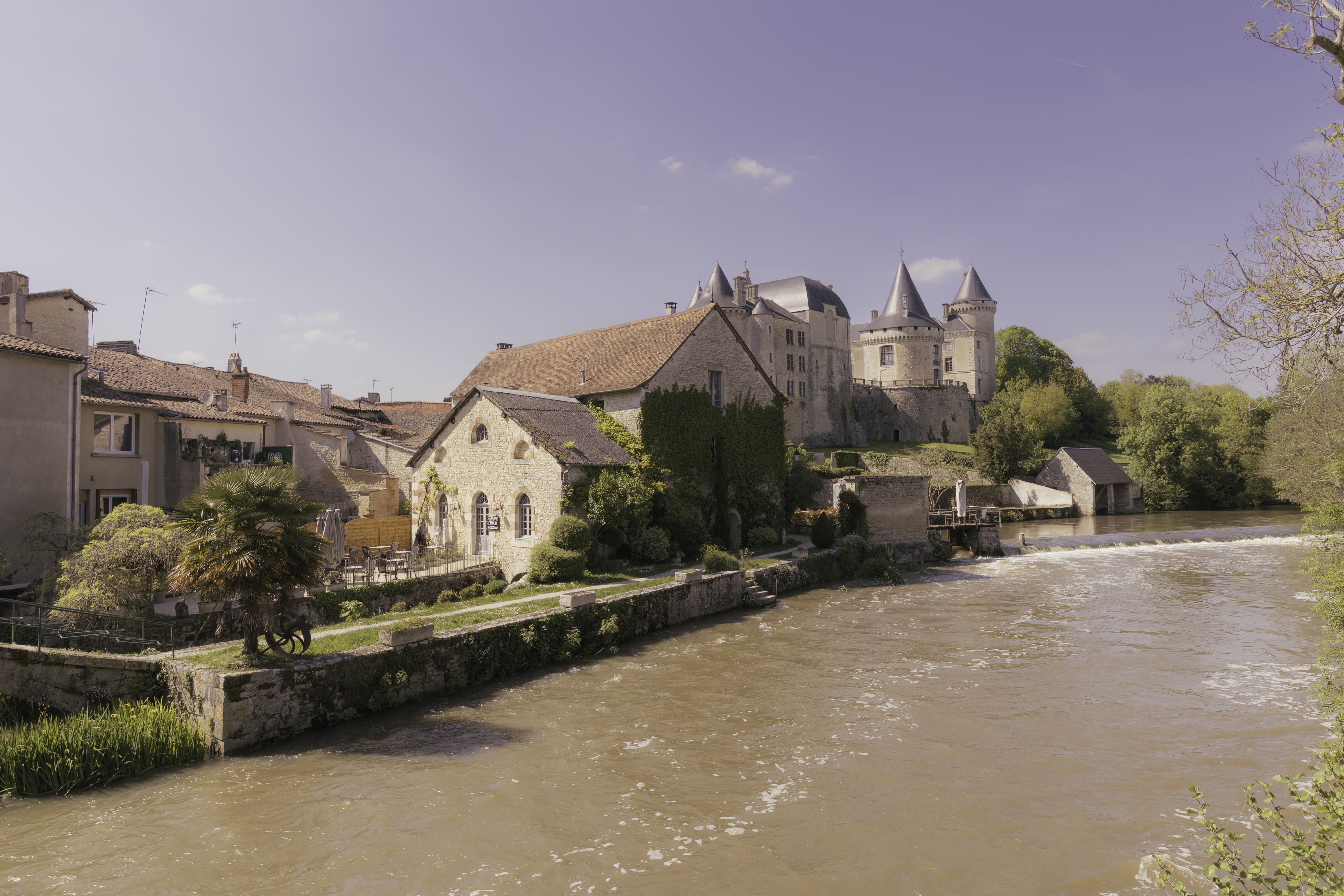 Venez découvrir la douce musique de la Charente qui longe ce beau village de  Verteuil sur Charente_Verteuil-sur-Charente