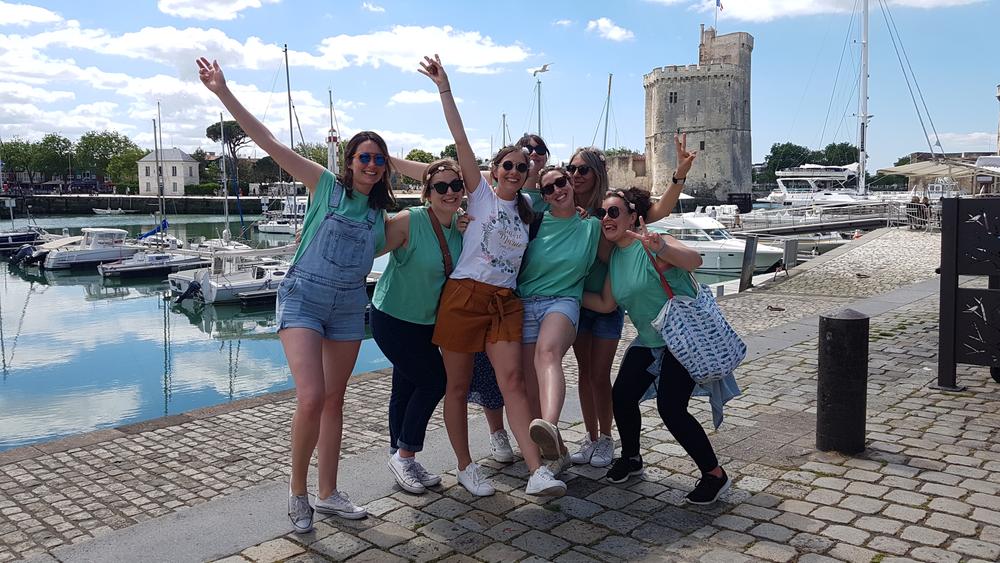 Un groupe de jeunes femmes posant devant le Vieux-Port lors d'un EVJF.
