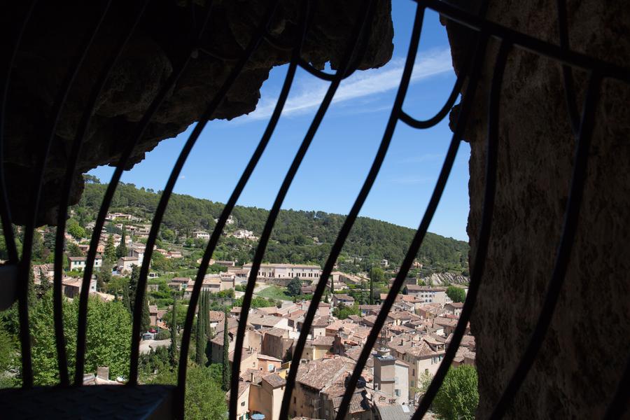 Habitats troglodytes dans le rocher de tuf - Cotignac