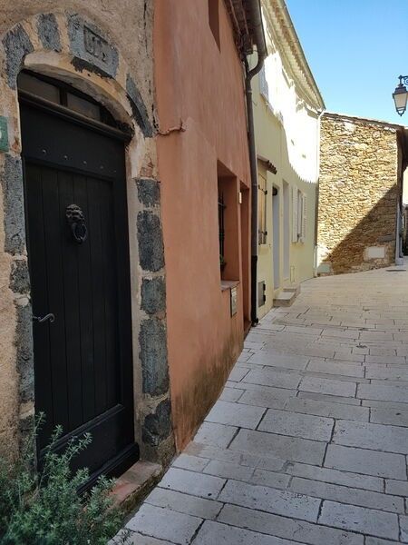 Portes anciennes à Gassin, l'un des Plus Beaux Villages de France - https://gassin.eu