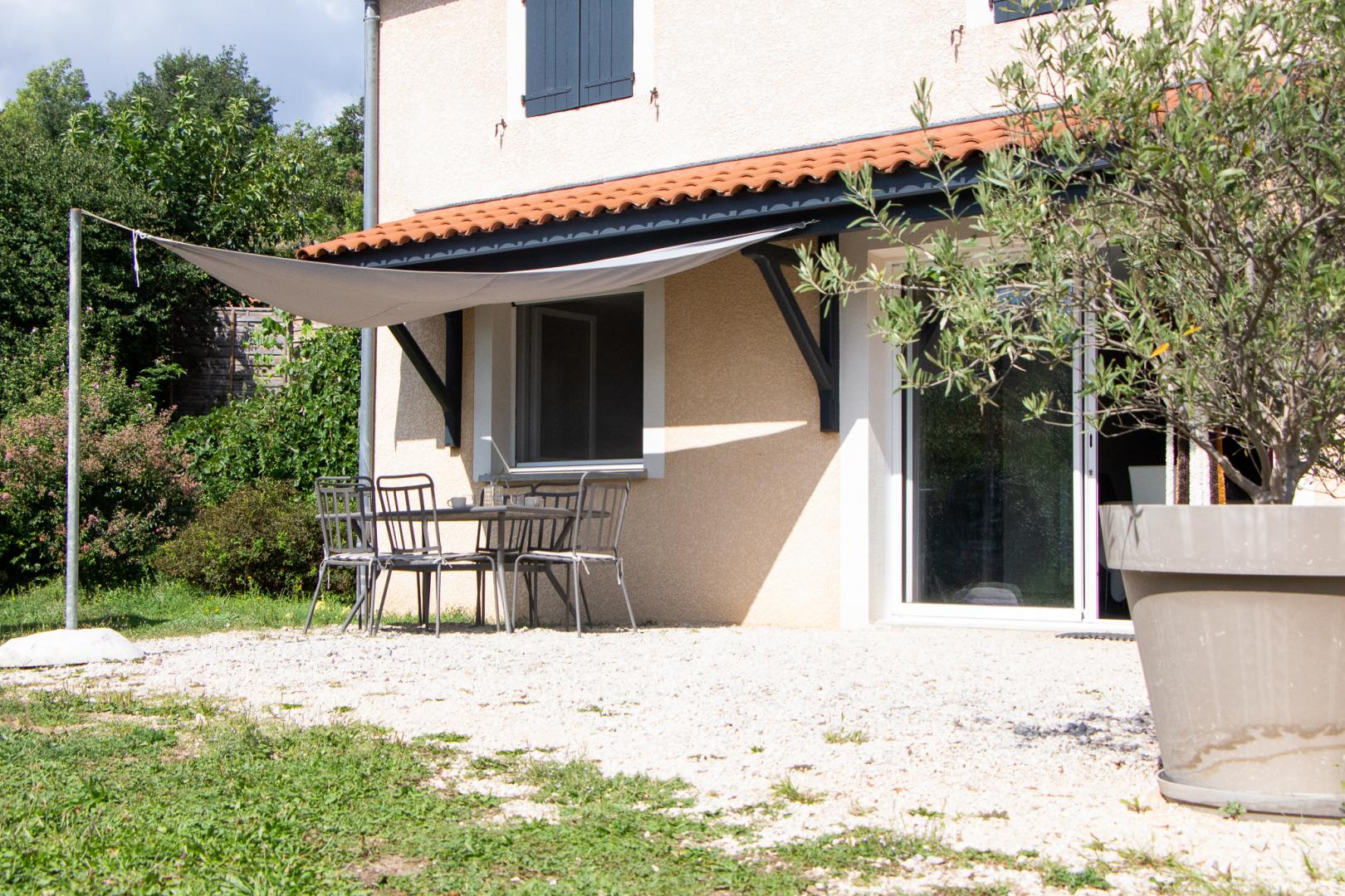 Terrasse privative avec 4 chaises longues et une table à manger pour 6 personnes