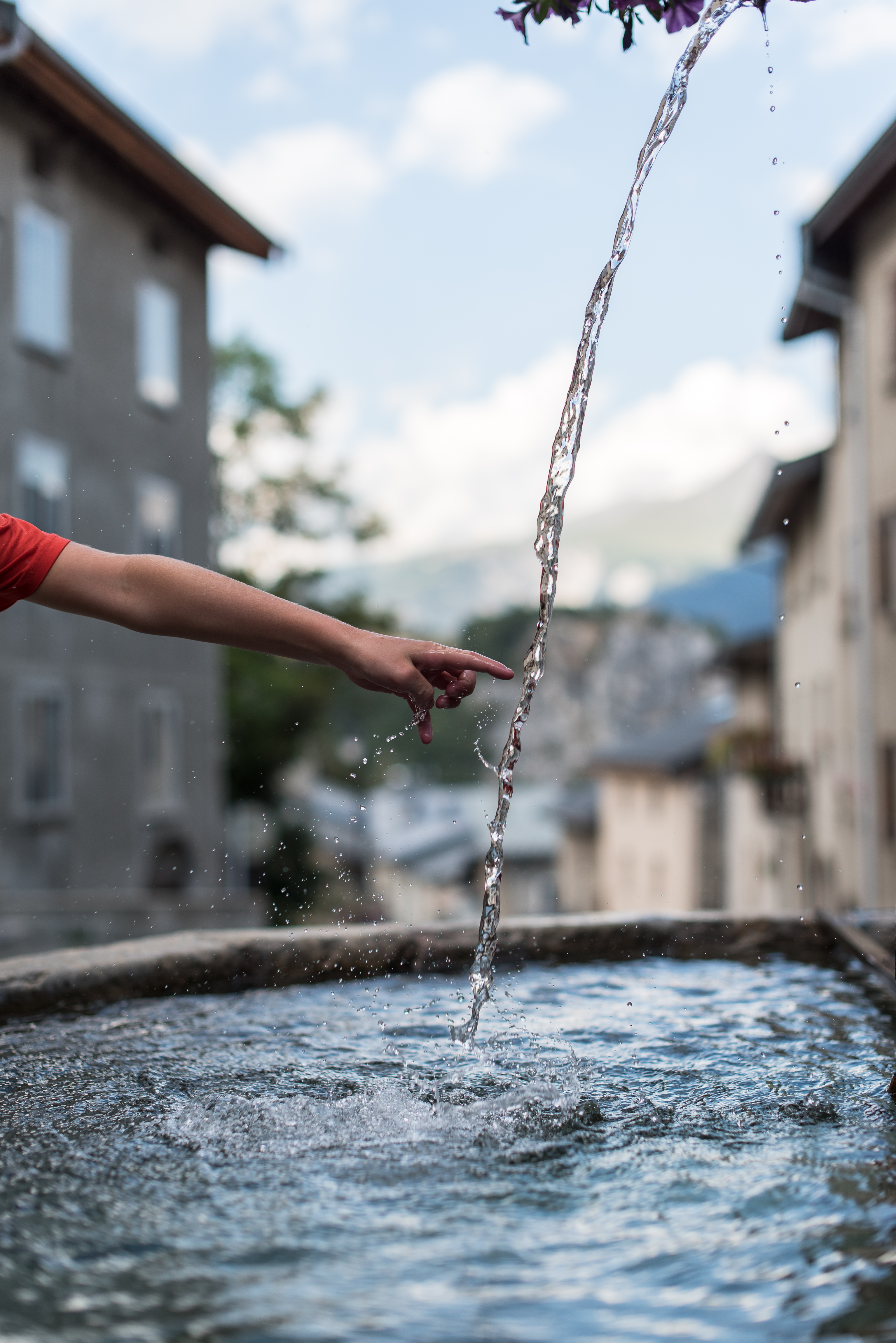 A child's hand under the Aussois fountain