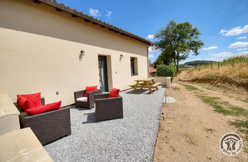 Espace extérieur avec salon de jardin du Gîte du Capucin à Chambost-Longessaigne dans le Lyonnais - Rhône.