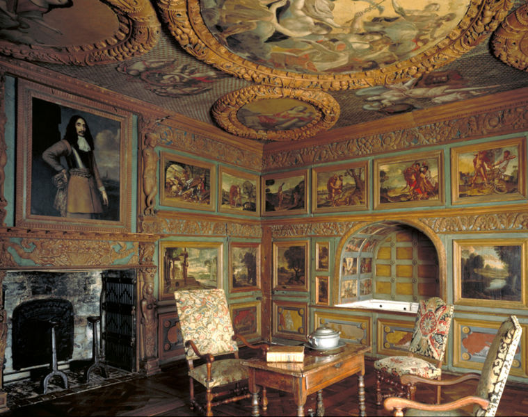 Living room entirely decorated with mural painting on wooden panels