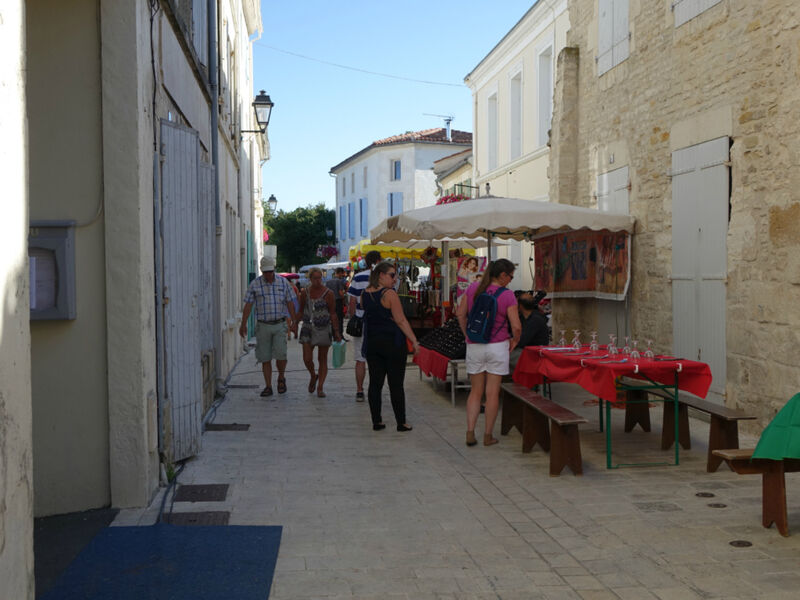 Personnes déambulants dans les rues