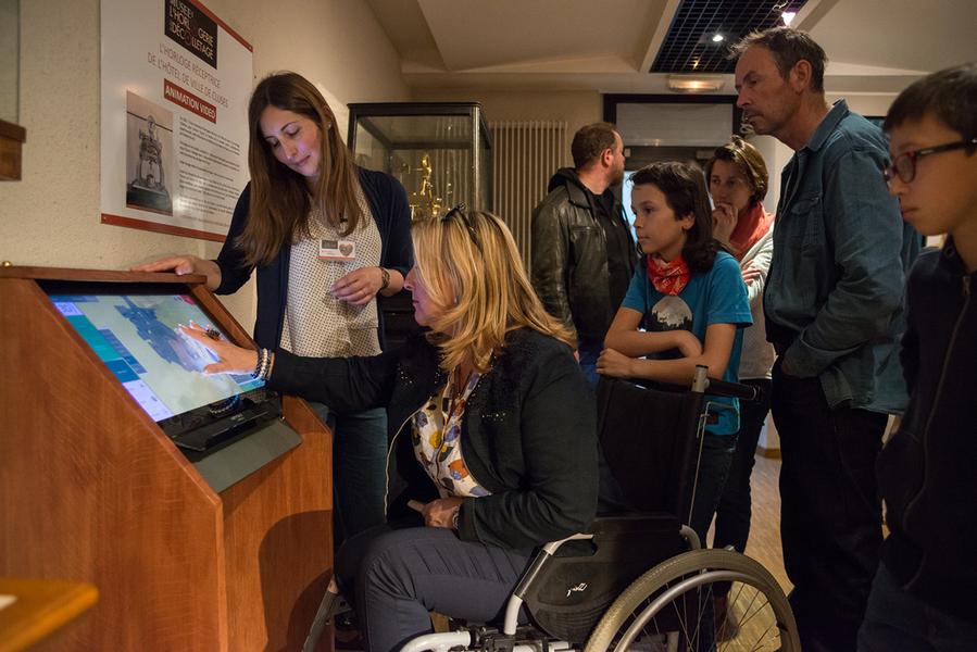 Groupe autour de la table tactile du Musée