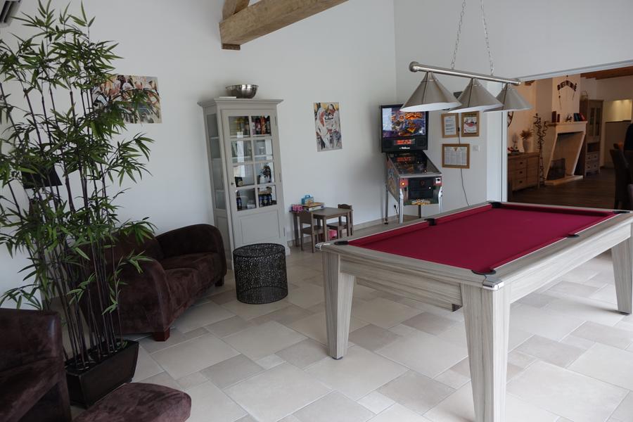 Salle de jeux avec table de billard