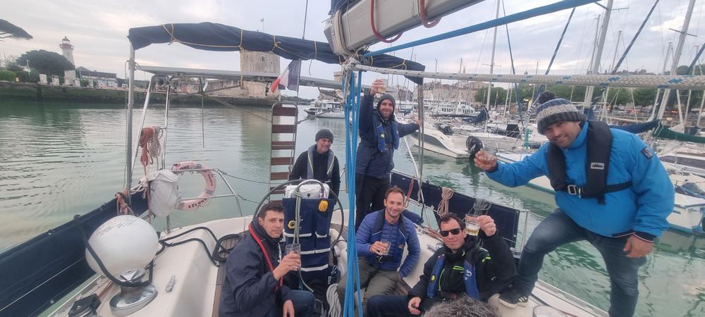 Groupe prenant l'apéro sur le voilier