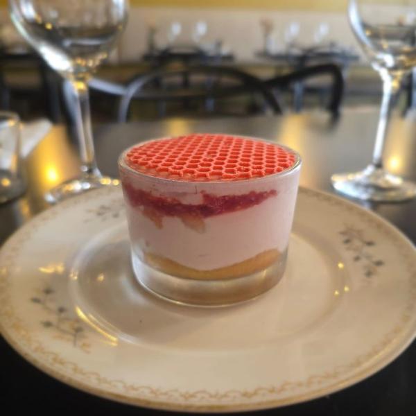 Un dessert dans un pot transparent.