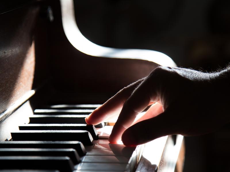 Personne jouant du piano