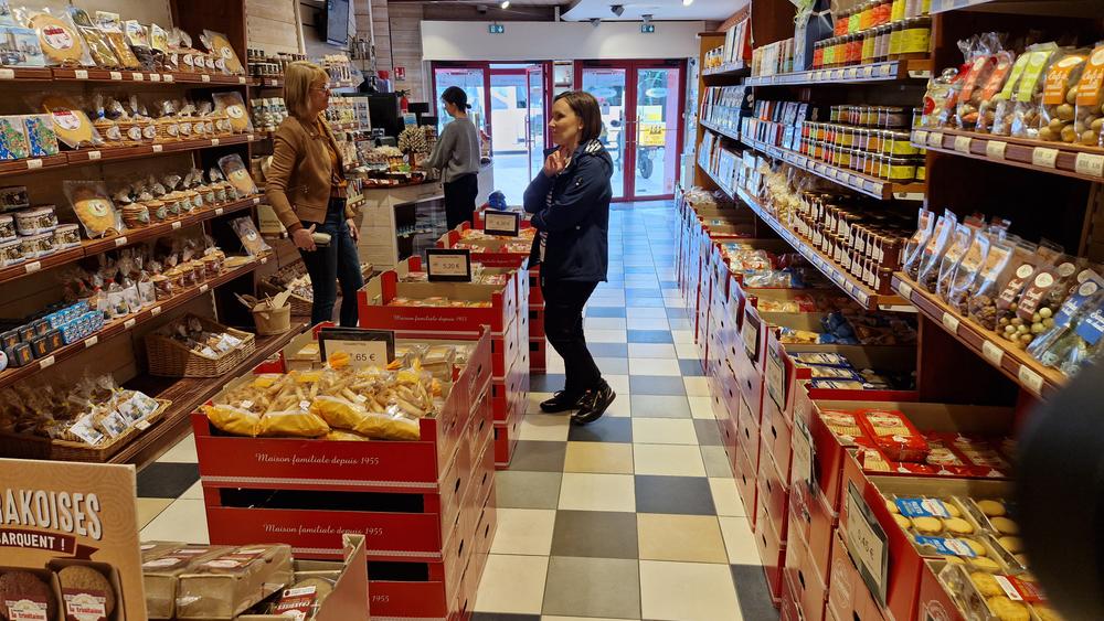 L'intérieur du magasin, 3 personnes sont dedans.