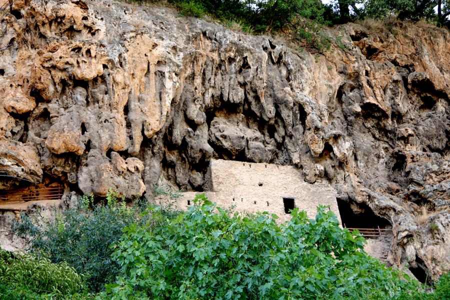 Habitats troglodytes dans le rocher de tuf - Cotignac