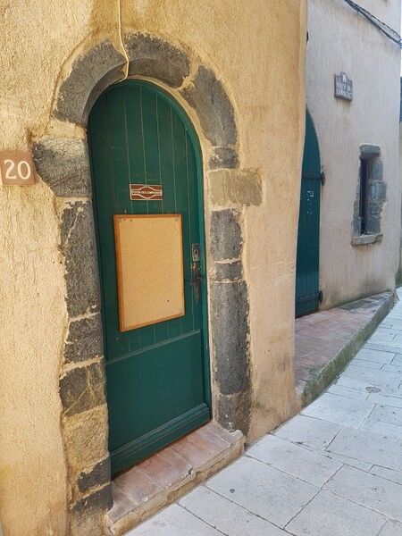 Portes anciennes à Gassin, l'un des Plus Beaux Villages de France - https://gassin.eu