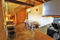 Gîte L'Annexe au Château de Pravins à Blacé  (Rhône, Beaujolais, proximité de Villefranche-sur-Saône) : le séjour au rez-de-chaussée et escaliers d'accès à la mezzanine.