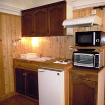 Cuisine de l'appartement, plaques électriques, four, placards, ameublement bois