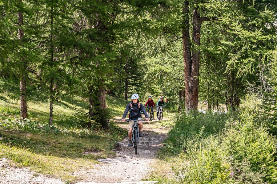 Excursion en VTTAE / E-Bike à Val d'Isère en été avec l'école de VTT Evolution 2