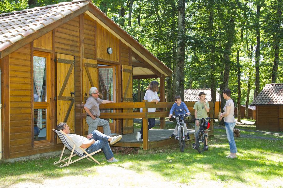 Les Chalets de la Bessière chalets en forêt