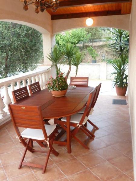 Gîte La Roche Rouge-Coin repas extérieur-Colomars-Gîtes de France des Alpes-Maritimes