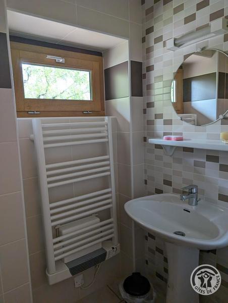 Gîte de la Collonge à Affoux, en Haut Beaujolais, dans le Rhône : la salle d\'eau au rez-de-chaussée, le lavabo.