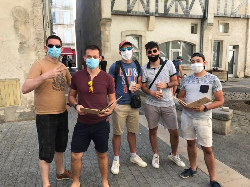une groupe de 5 jeunes hommes posant pour la photo.