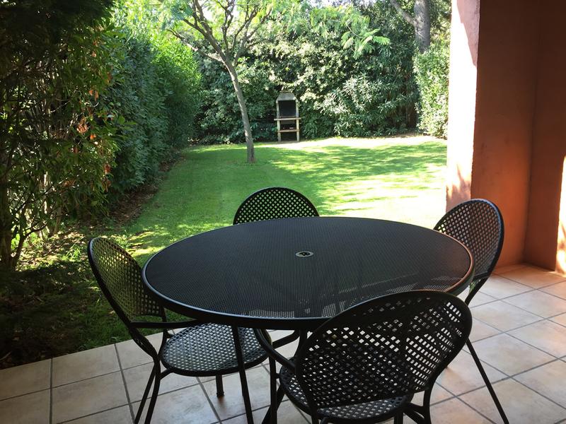 Terrasse couverte avec vue sur le jardin et le bbq