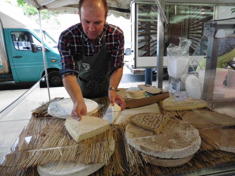 Le Brie au marché de Coulommiers à 8 km du Gîte Villa Amélie BEAUTHEIL-SAINTS/IDF/FRANCE
 