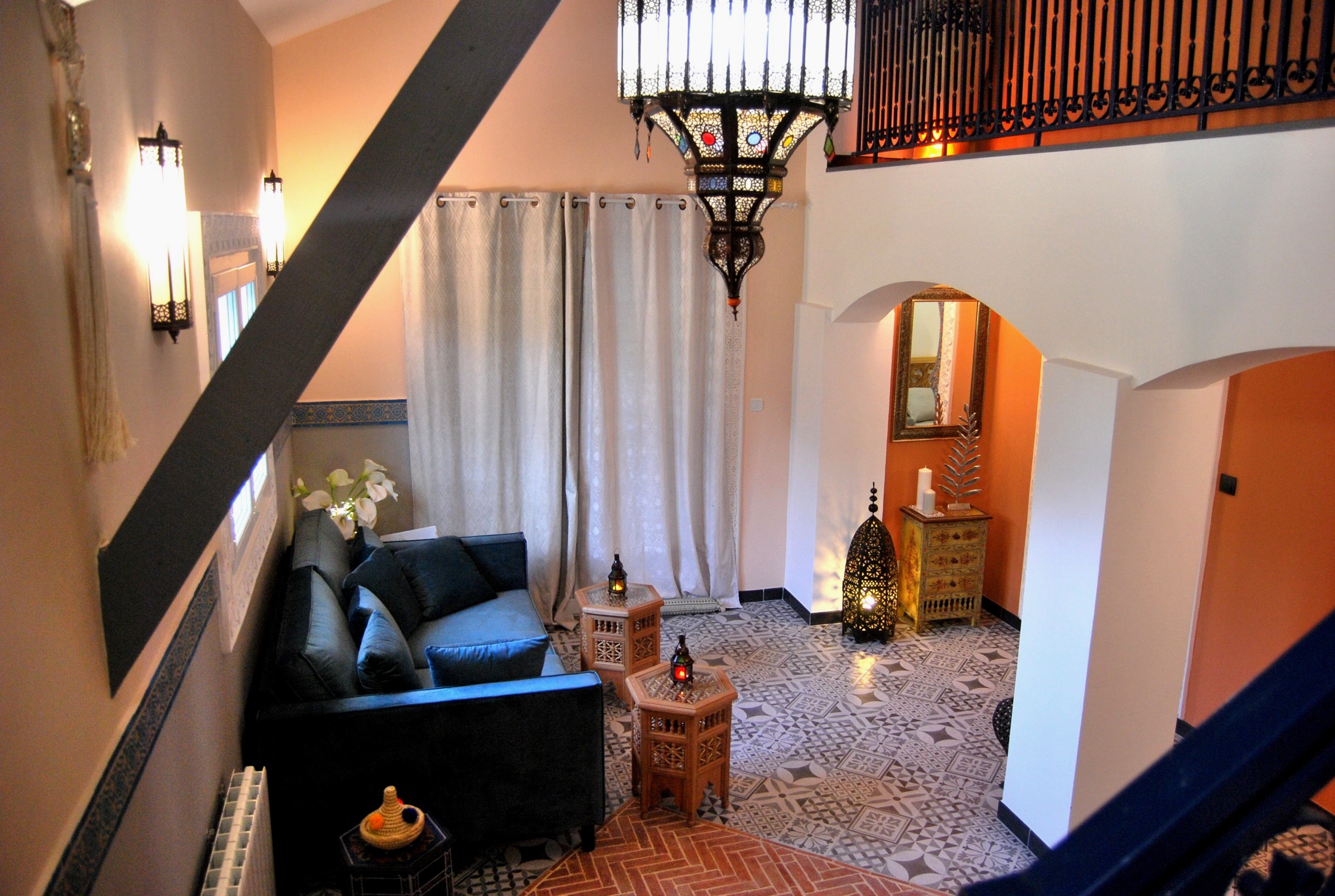 Riad salon vu en plongée plan large