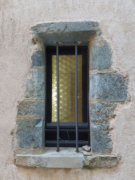 Portes anciennes à Gassin, l'un des Plus Beaux Villages de France - https://gassin.eu